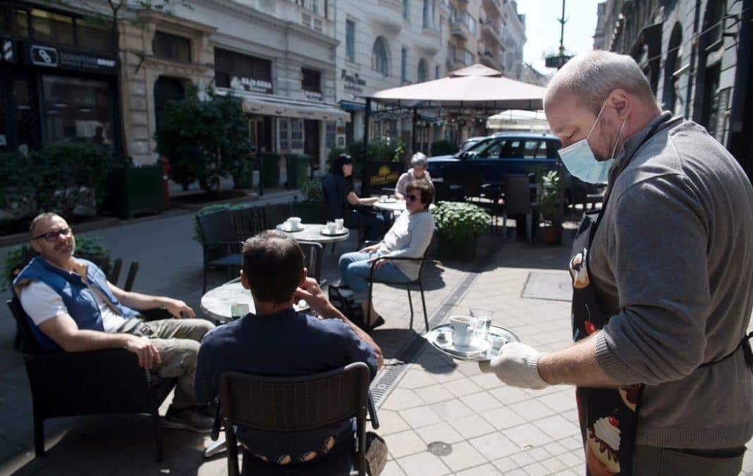 Szombaton nyithatnak a teraszok, 11 órára módosul a kijárási tilalom kezdete