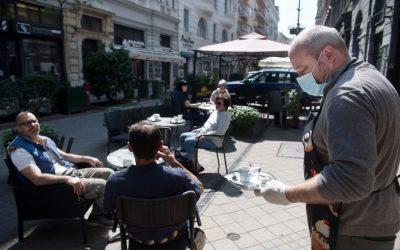 Szombaton nyithatnak a teraszok, 11 órára módosul a kijárási tilalom kezdete