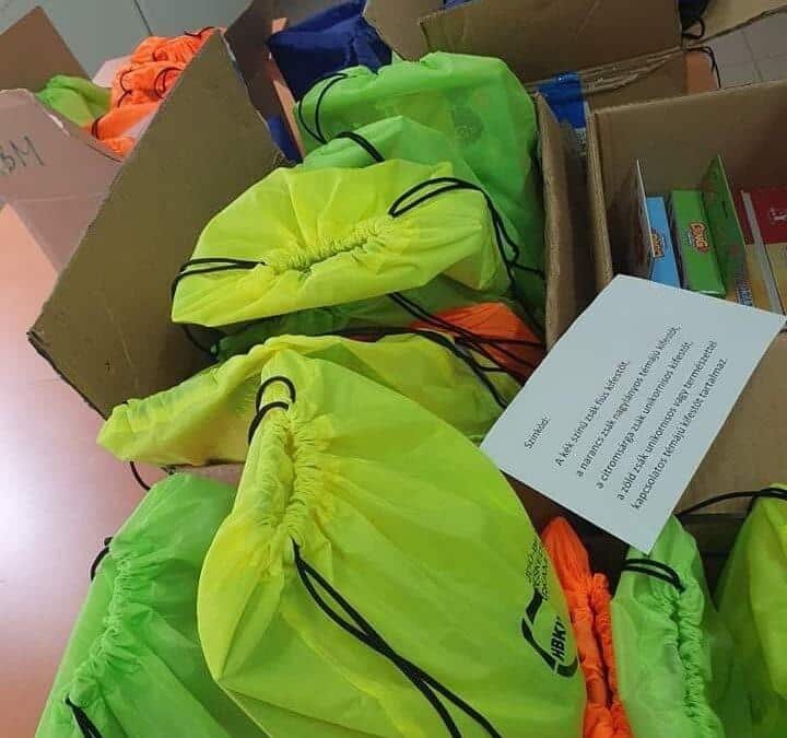 Humanitárius csomagok menekült gyermekeknek