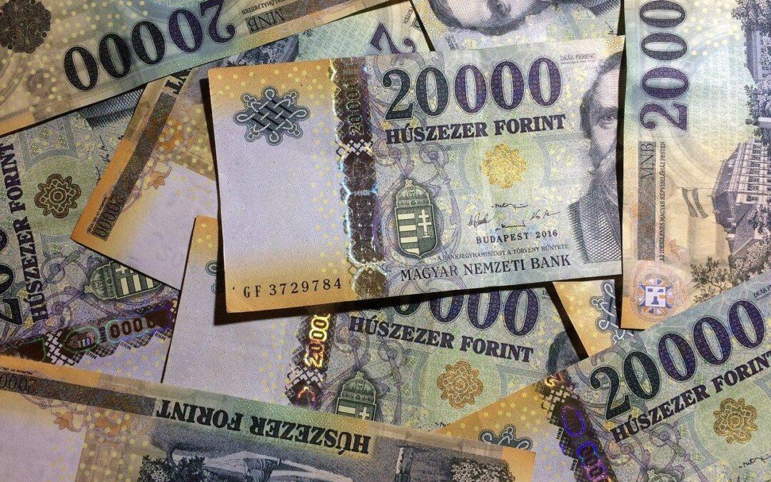Újabb történelmi mélyponton a magyar deviza