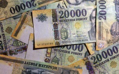 Újabb történelmi mélyponton a magyar deviza