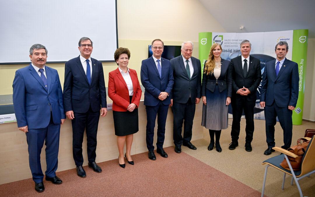 „Be kell rúgni a fejlesztés motorját”