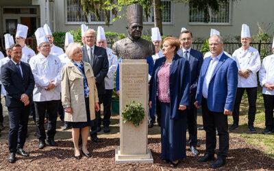 Szobor is őrzi a legendás debreceni mesterszakács emlékét