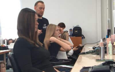 Hajvágástól vízhullámig: mestervizsgát rendeztek fodrászoknak Debrecenben