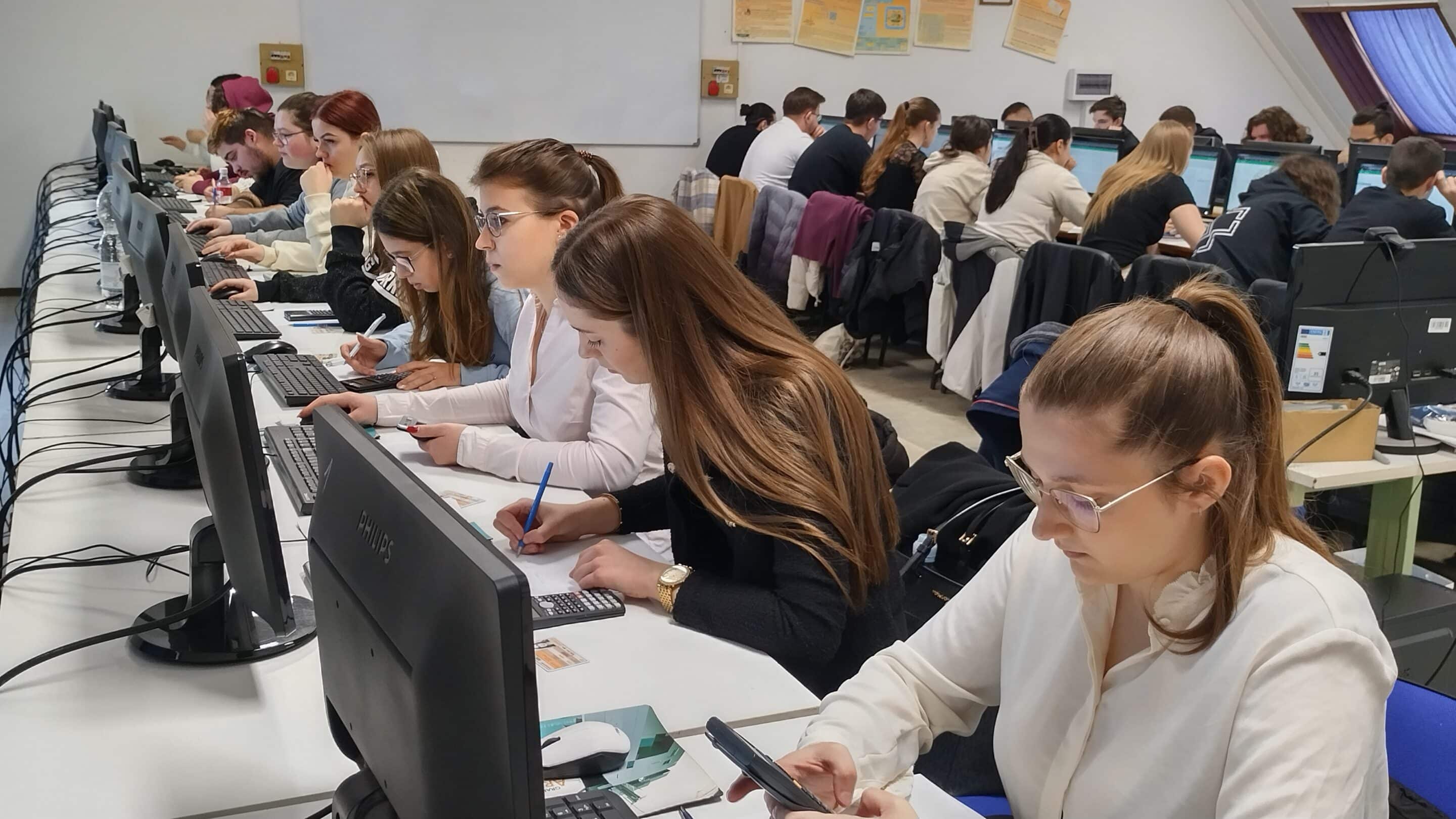 photo of people doing hand shake 3740400